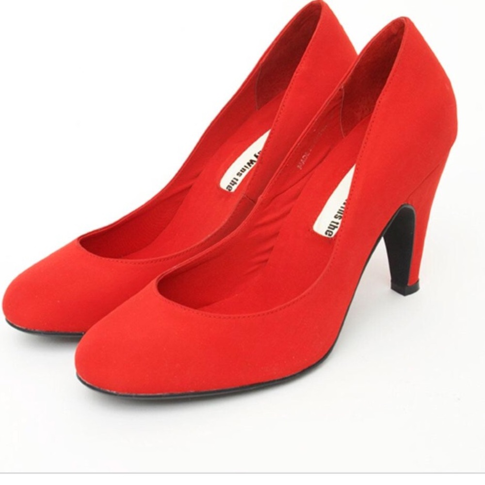 Red pumps